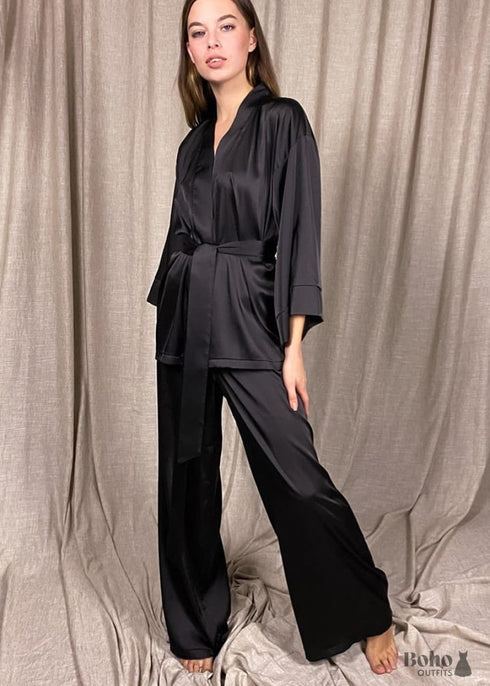 Pijama bohemio de satén Clementine en negro, azul marino, gris y rojo.